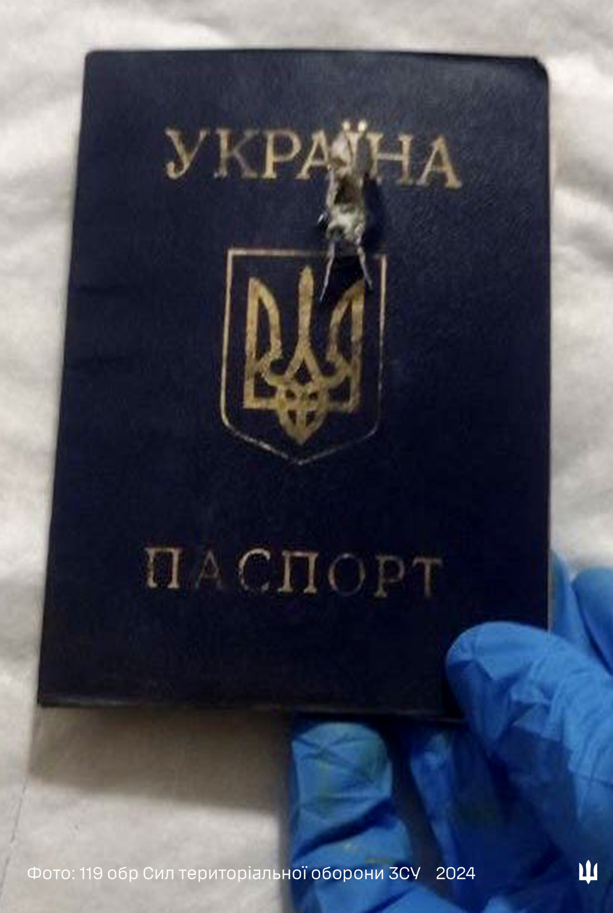Паспорт українського бійця, в який влучив уламок