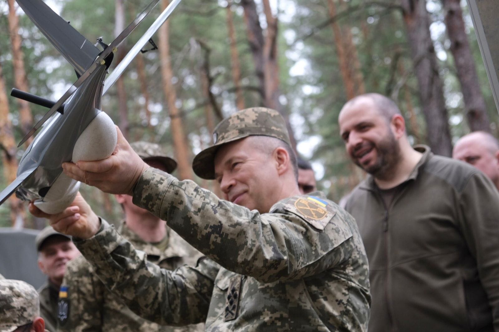 Олександр Сирський оглядає нові розробки
