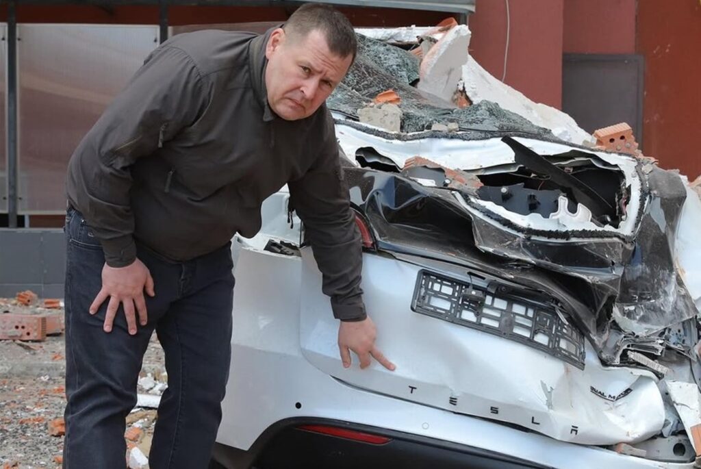 Голова Дніпра попросив передати Ілону Маску фото знищеної росіянами Tesla