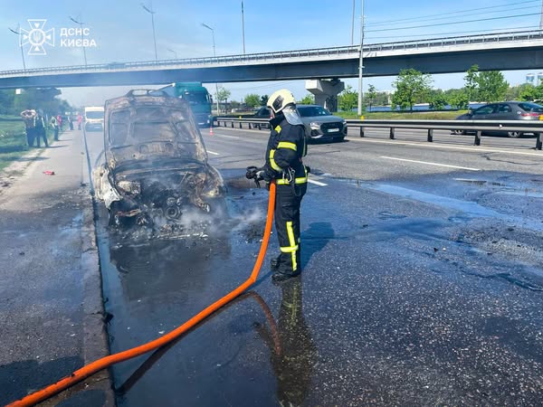 У Києві на дорозі вщент згорів автомобіль BMW
