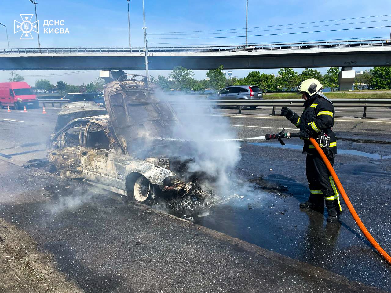 У Києві на дорозі вщент згорів автомобіль BMW