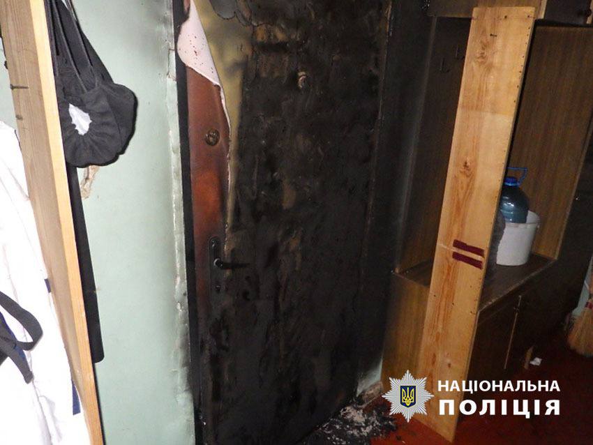 Жінка в Києві підпалила двері сусідів