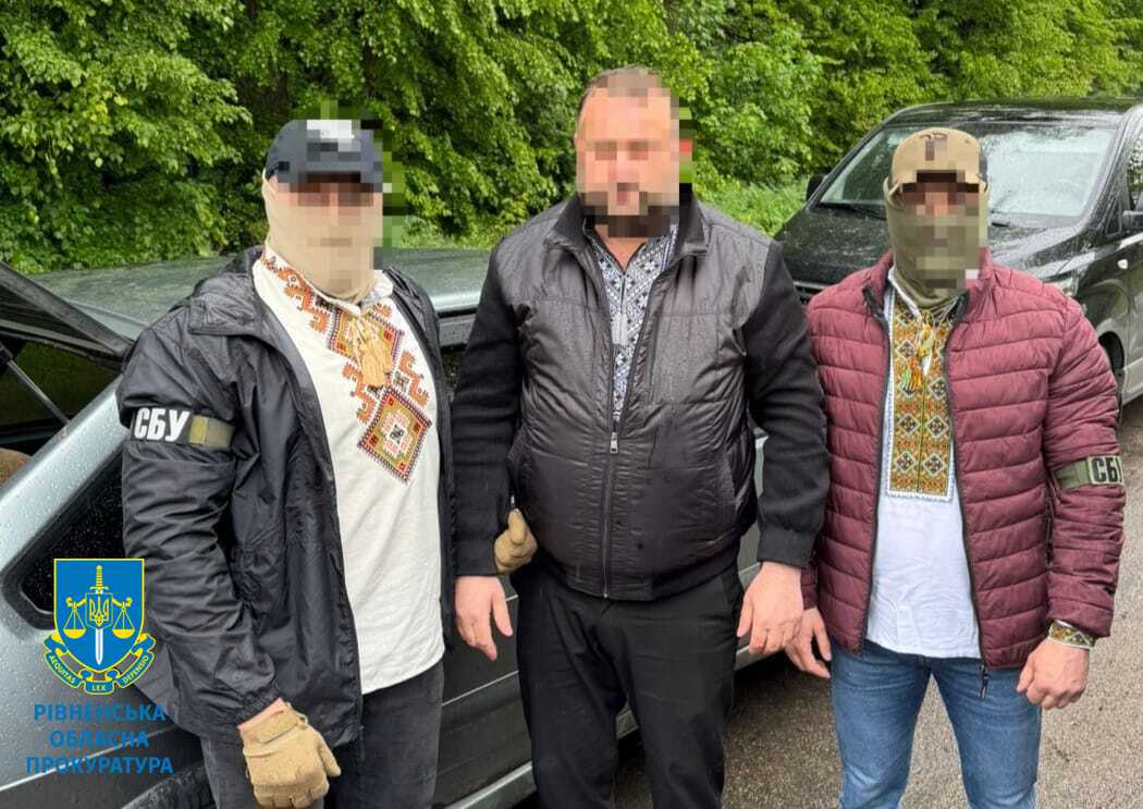 Правоохоронці у вишиванках затримали підозрюваного у хабарництві - у вишиванці