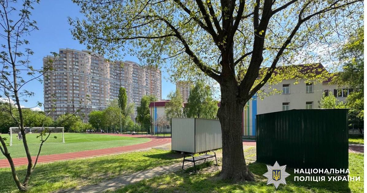 У Києві чоловік обікрав учнів гімназії