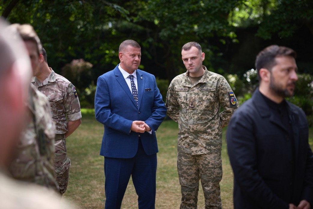 Залужний вдягнув до Зеленського костюм із секретом