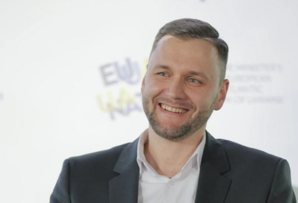 Очільник НАЗК Віктор Павлущик зламав руку