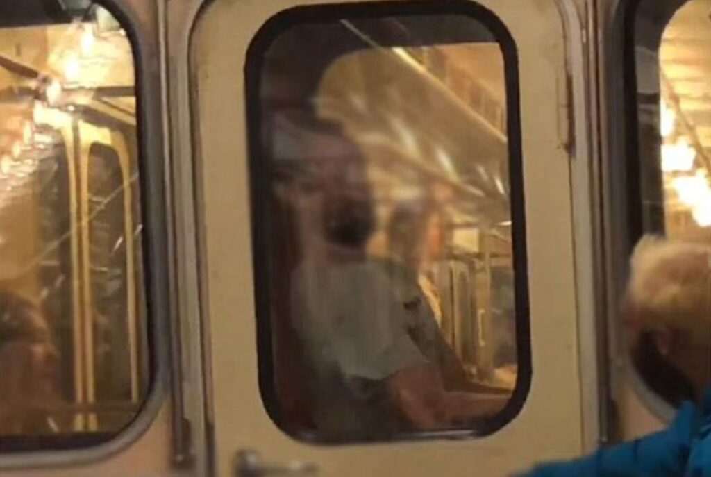 На станції метро “Славутич” у Києві затримали зачепера