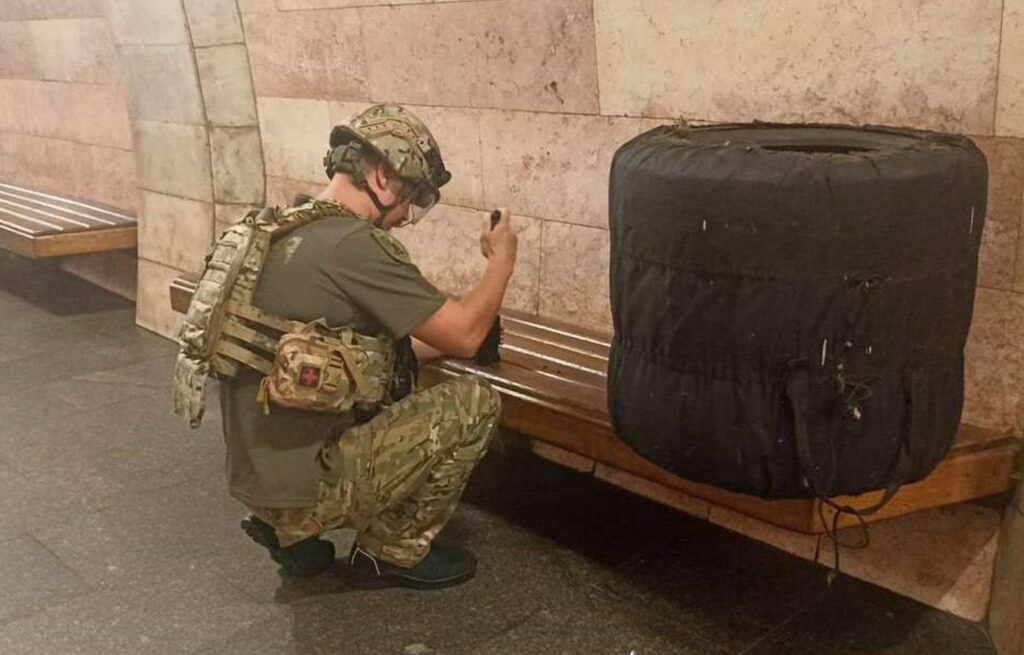 Опубліковано фото підозрілого предмета, через який закривали станцію метро “Либідська”