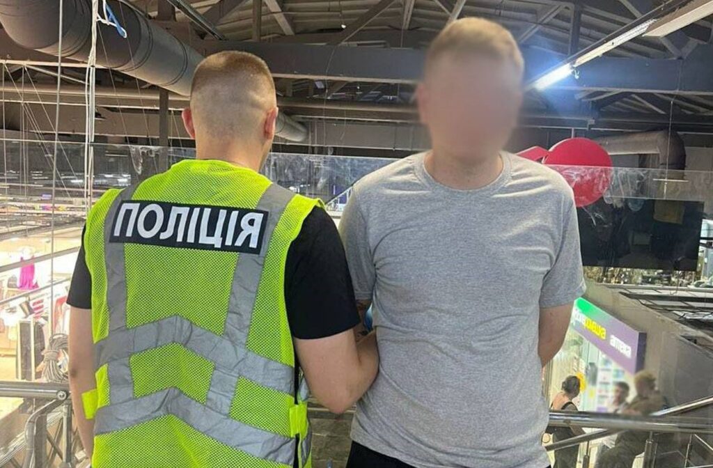 Чоловік напав з ножем на відвідувача торгівельного центру в Києві