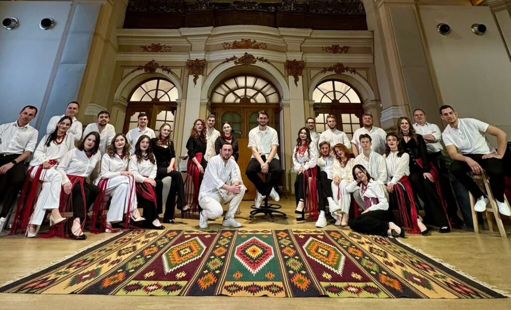 Заплатили 20 грн: українка показала неймовірне відео з хором “Гомін”, в яке вже важко повірити