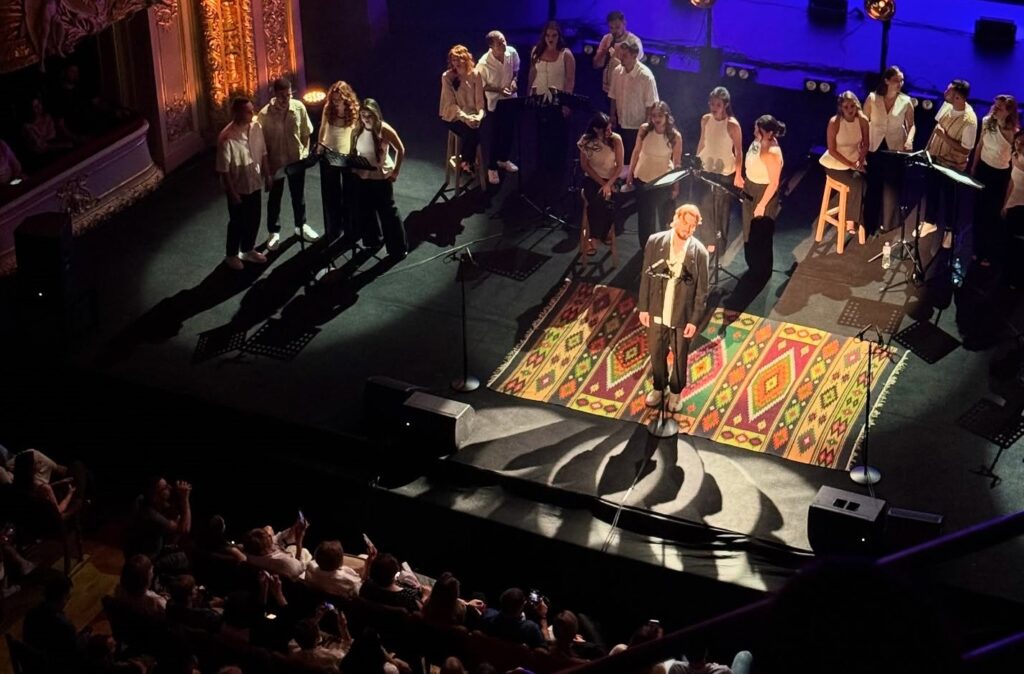 Українка проплакала майже весь концерт хору “Гомін”