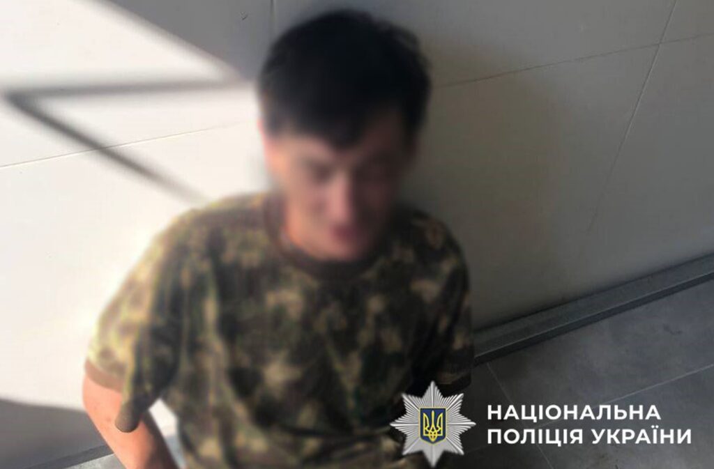 Чоловік з гранатою і пістолетом влаштував ґвалт у київському ЖК