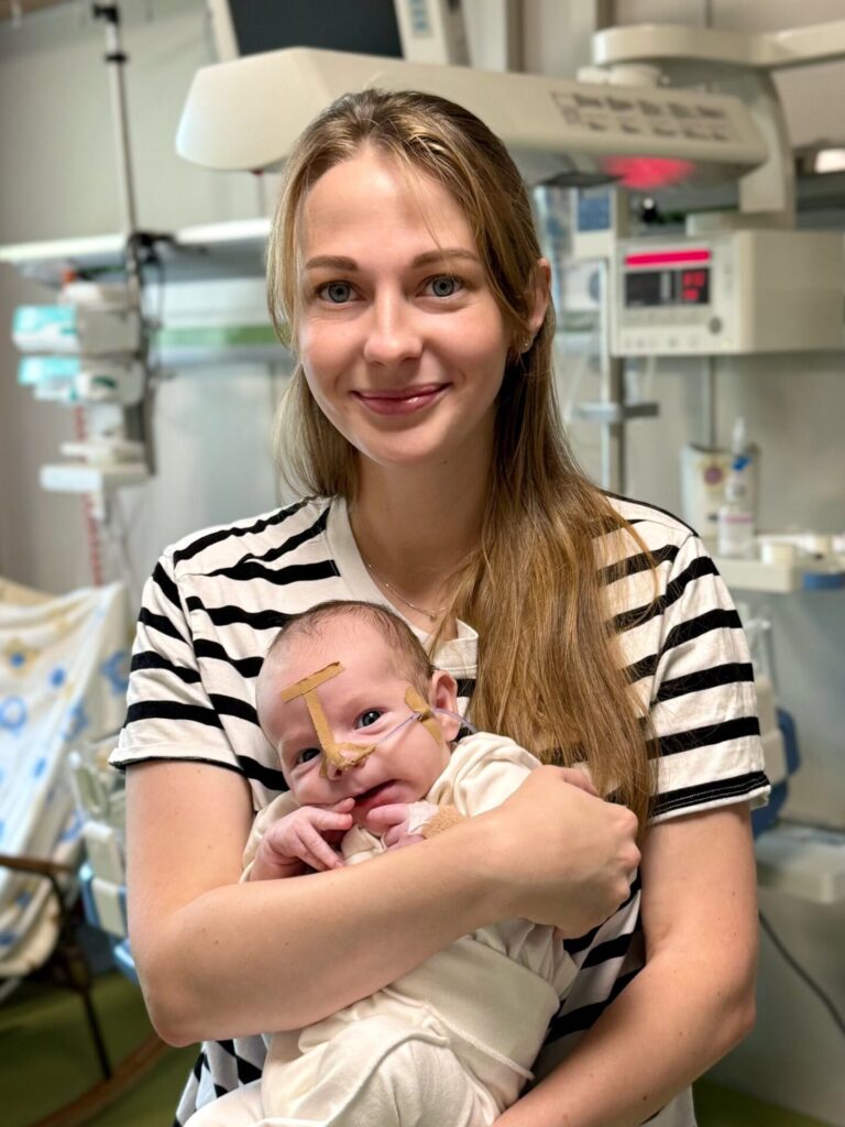 Новонароджений Данилко з мамою