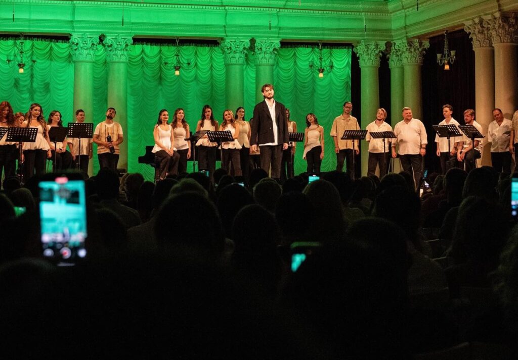 Хор “Гомін” дотепно відповів керівнику Укрзалізниці щодо ажіотажу та скандалів через квитки