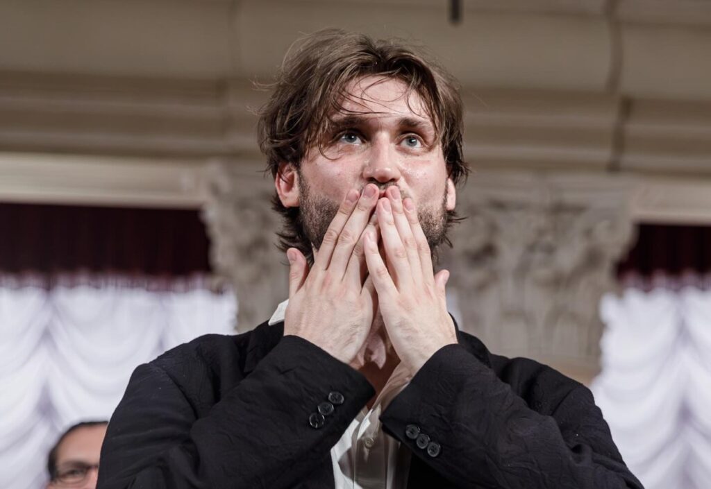 “Дивитися до кінця”: Вадима Яценка та хор “Гомін” зняли на приховану камеру в київській філармонії