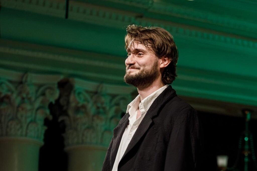 “У мене вчора був якийсь особливий момент”: Вадим Яценко не стримав емоції під час виступу в київській філармонії