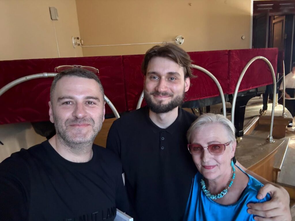 Вадим Яценко по центру, Світлана Поклад праворуч