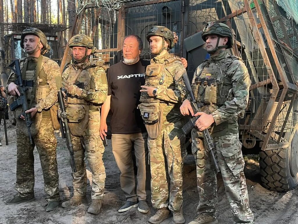 Ай Вейвей серед бійців бригади Нацгвардії України "Хартія"