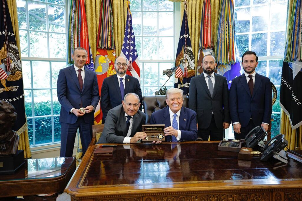 Дональд Трамп подарував Ніколу Пашиняну символічний ключ від Білого дому