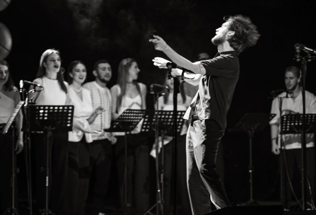 Артист хору “Гомін” знявся у пародії на найуспішнішу пісню колективу