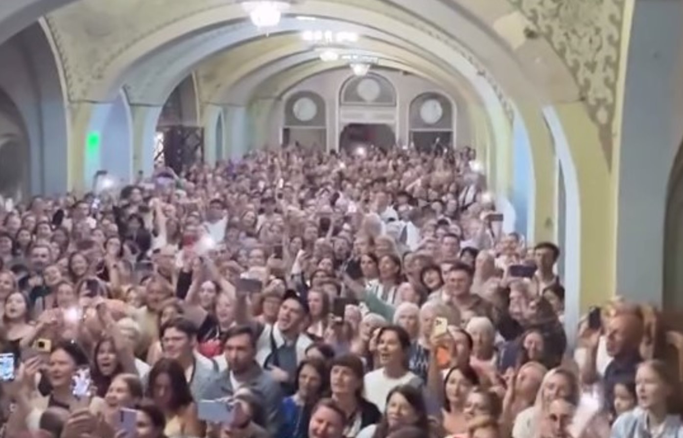 В Одесі 10 вересня 2025 року люди співають в укритті разом з хором "Гомін"