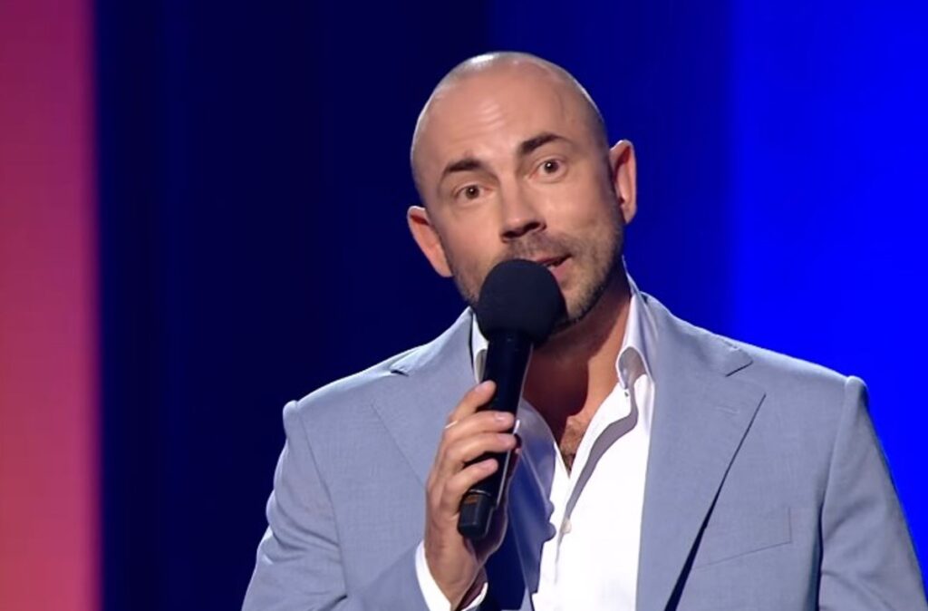 Телеведучий Андрій Бєдняков зупинив рух на Голосіївському проспекті в Києві для хвилини мовчання