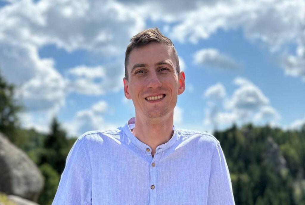 Артист хору “Гомін” повідомив про загибель на фронті воїна Максима Бучека