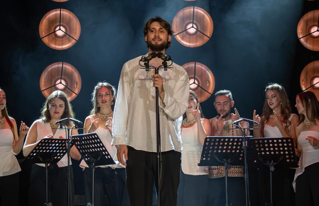 “Здається, українська пісня має наркотичну дію”: менеджерку “побило струмом” на концерті хору “Гомін”