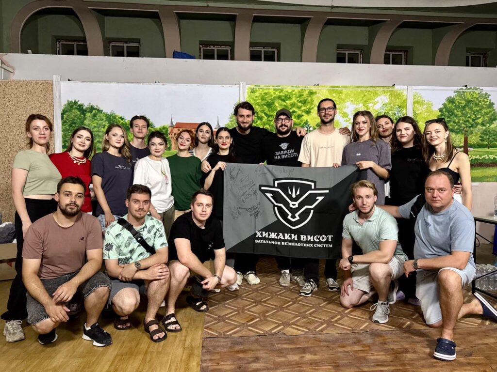 Хор "Гомін" отримав від батальйону ЗСУ "Хижаки висот" прапор
