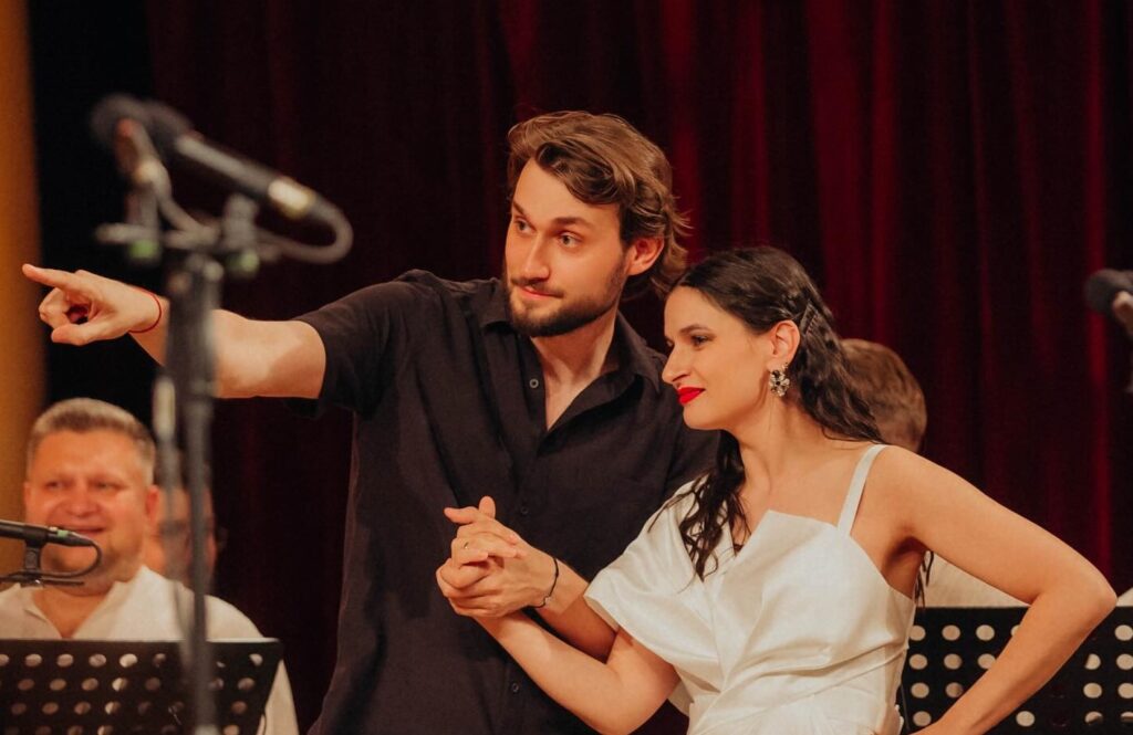 “Панянці зі Львова пасуватимуть жоржини”: Вадим Яценко розчулив своїм жестом журналістку