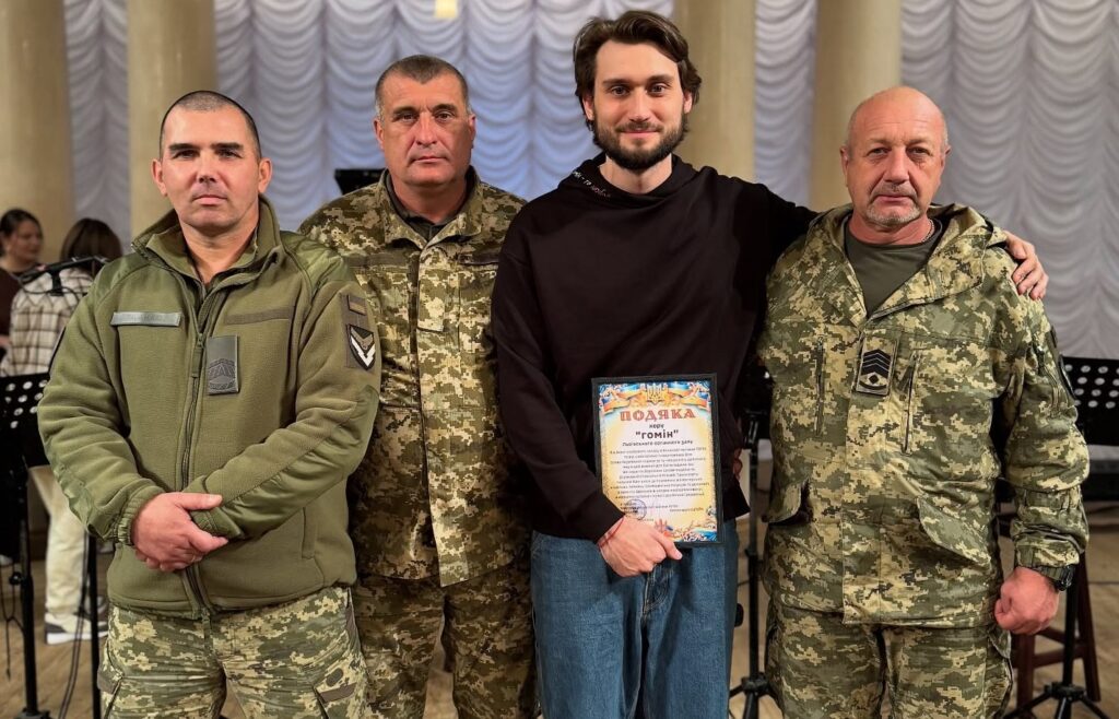 На цьому фото Вадим Яценко обіймає вірогідно свого рідного дадька