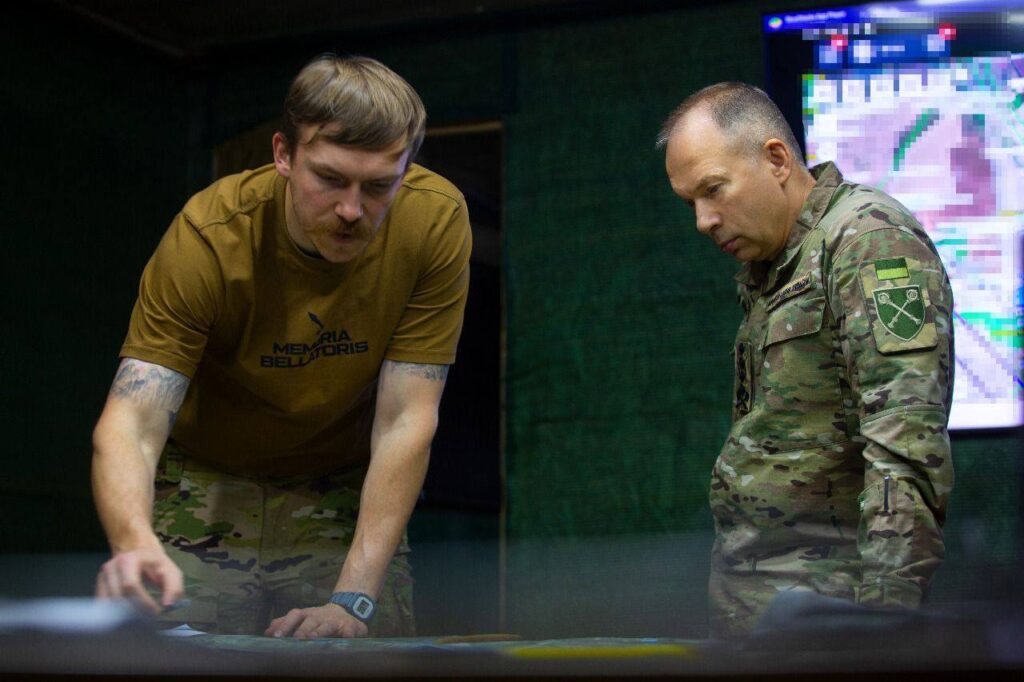 Командувач 1-го корпусу Нацгвардії "Азов" Денис Прокопенко та головнокомандувач ЗСУ Олександр Сирський