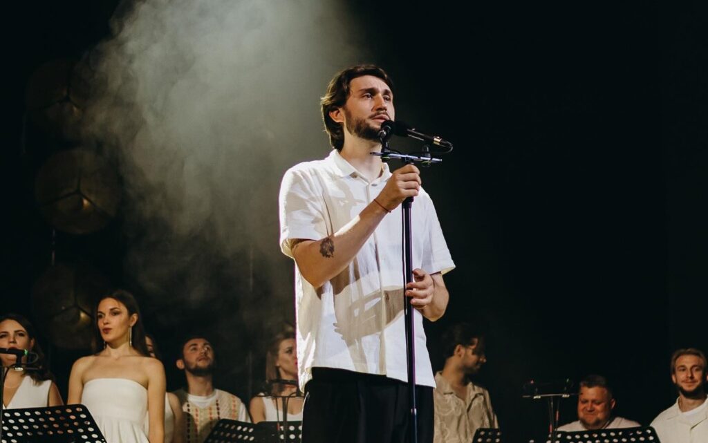 “Вночі в Дніпрі летіло дуже багато: шахеди, ракети”: хор “Гомін” надав лікарці додаткових сил