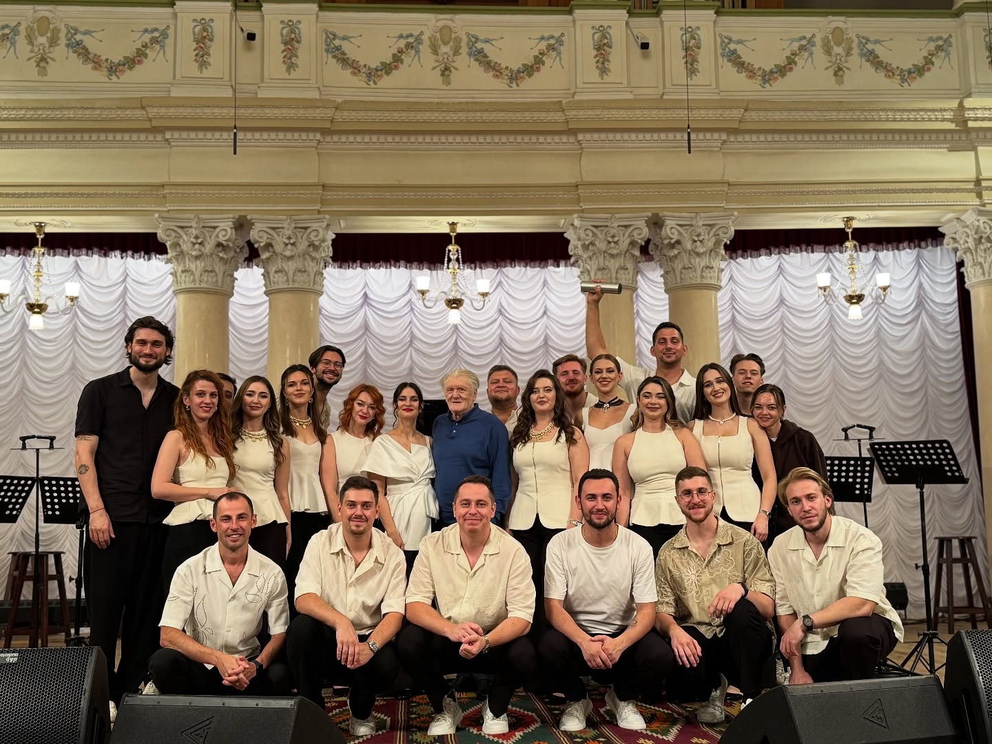 Хор "Гомін" та Юрій Рибчинський по центру