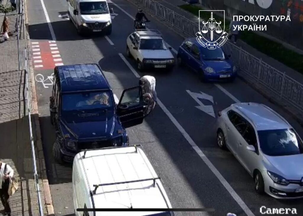 Водій Mercedes-Benz G-500, який побив велосипедиста в Києві, отримав нічний домашній арешт