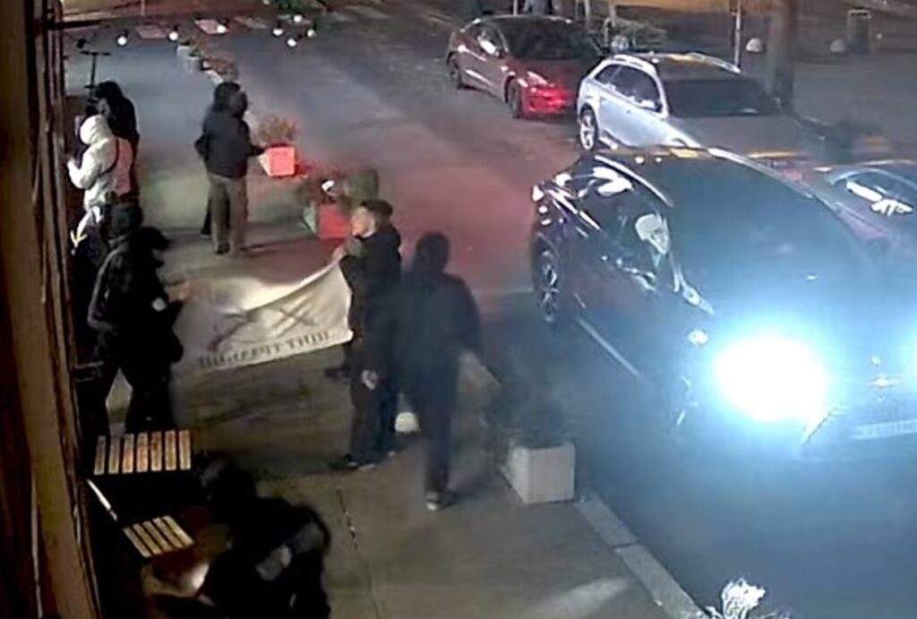 Поліція зайнялася справою про напади на книгарню “Сенс” у Києві