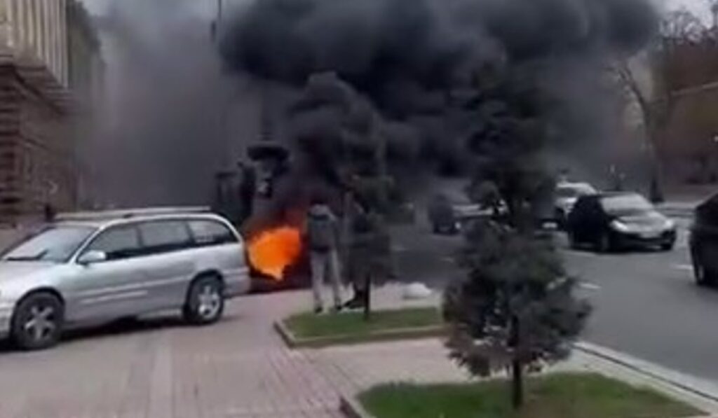 Напроти КМДА влаштували пожежу