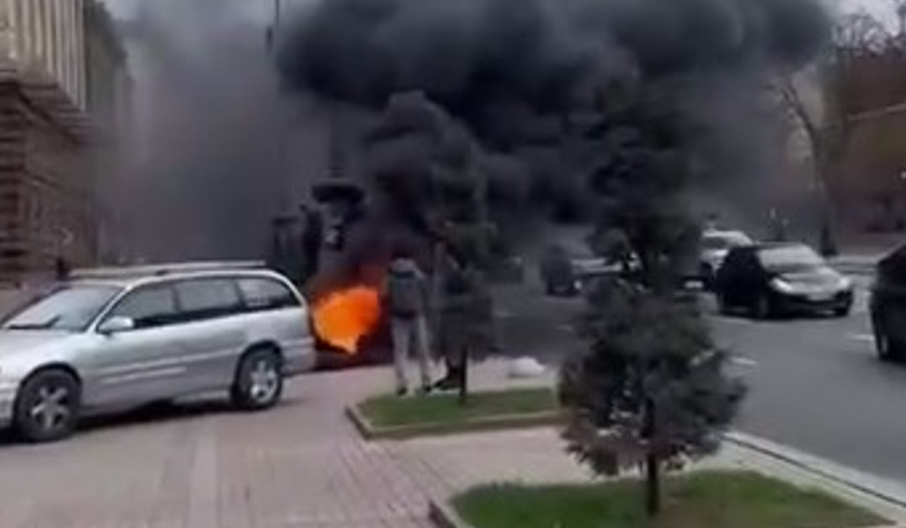 Напроти КМДА влаштували пожежу