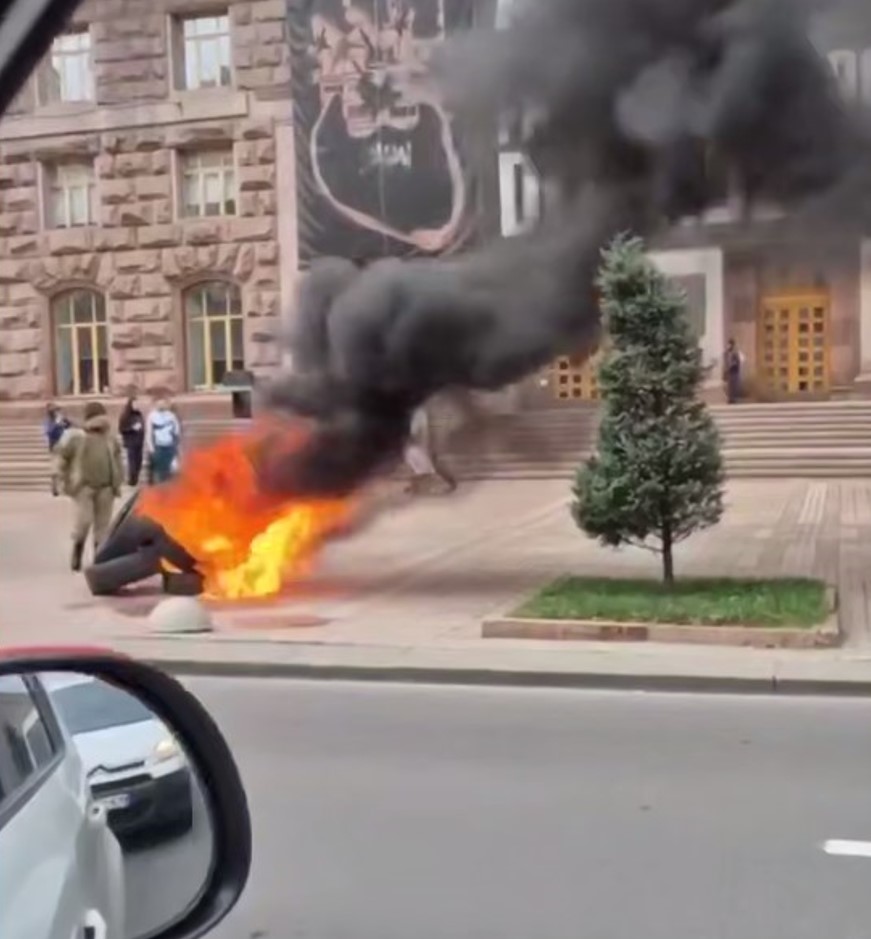 Напроти КМДА влаштували пожежу