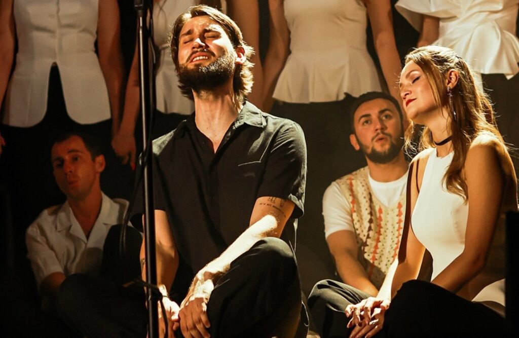 “Це не про одну пісню, яка “вистрілила” в Tik-Tok…” Видатний священник сказав, що у хору “Гомін” головне