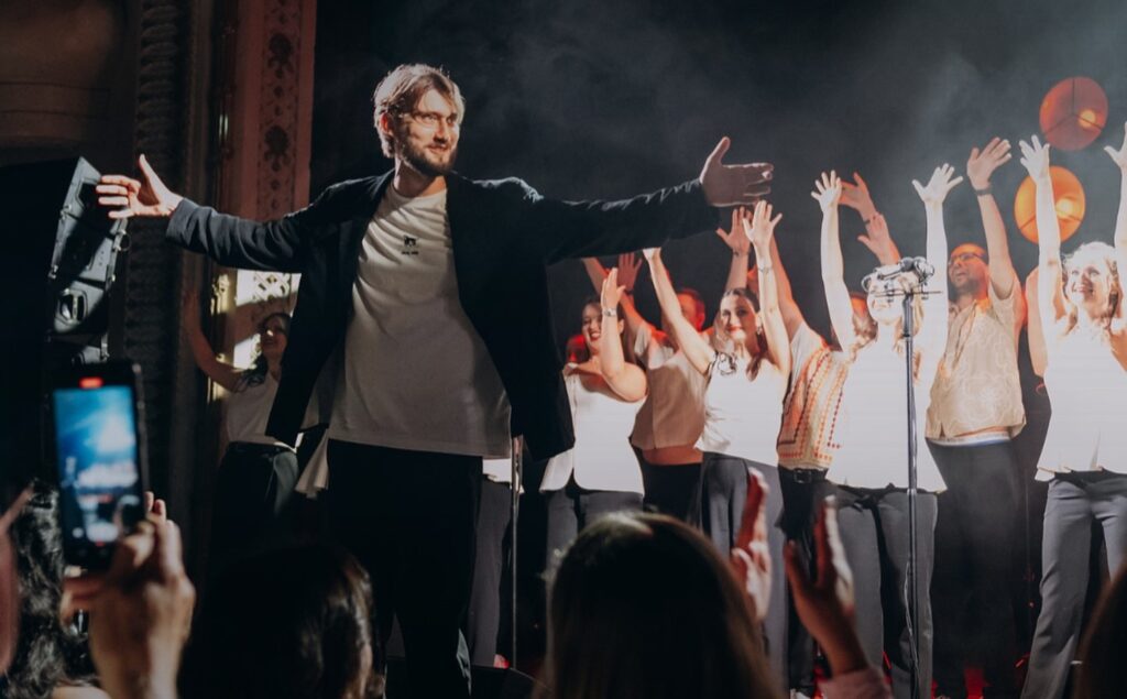 “Неможливо всидіти”: актриса звернулася до хору “Гомін” з проханням про зону для танців