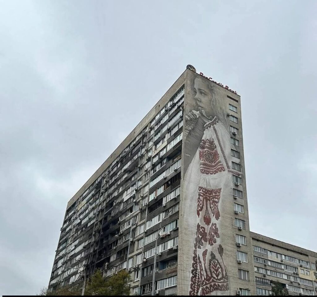 Влучання "шахеда" в київський будинок зі знаменитим муралом прокоментувала "головна героїня"