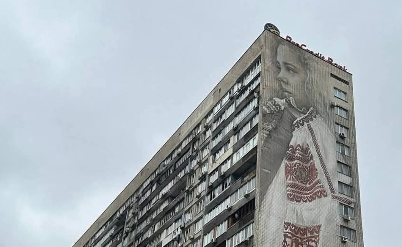 Влучання "шахеда" в київський будинок зі знаменитим муралом прокоментувала "головна героїня"