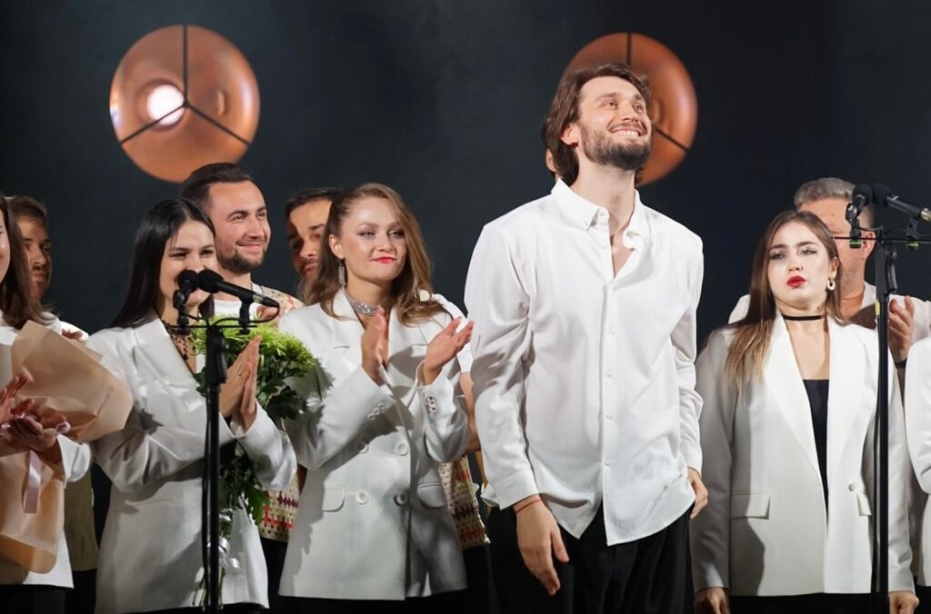 “Під час їхнього 93-го (!) концерту в турі”: чим вразив хор “Гомін” у Житомирі