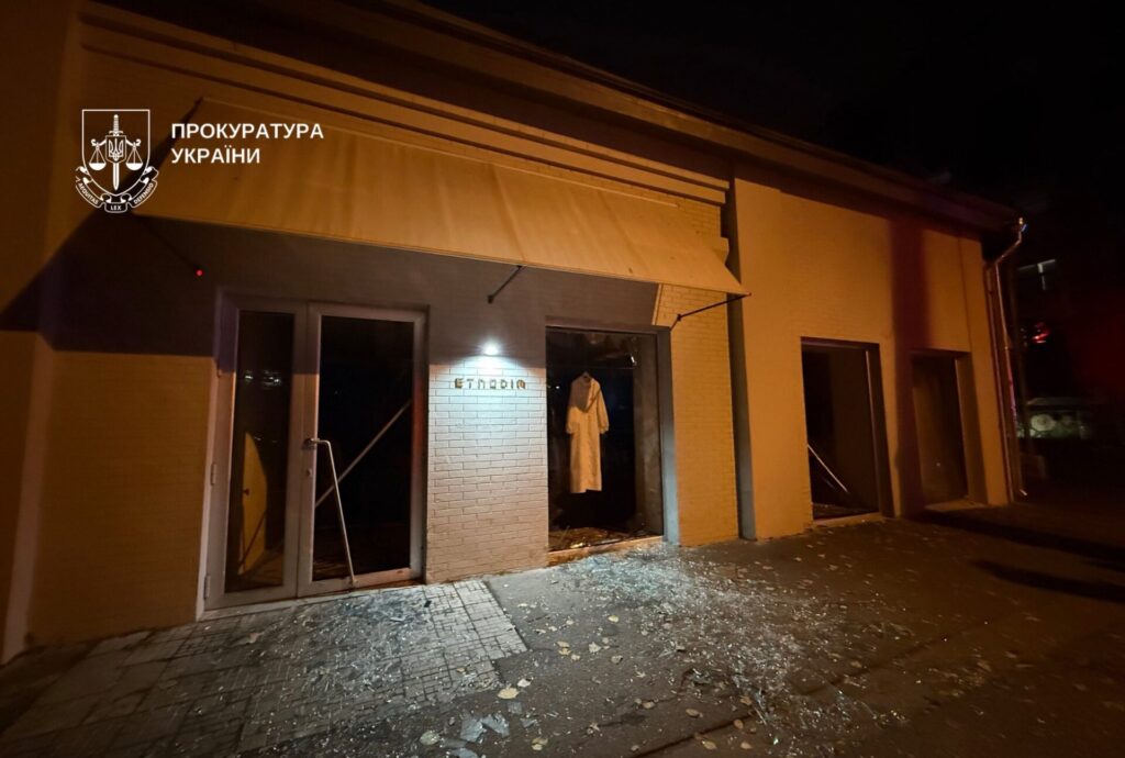 Російський дрон пошкодив магазин вишиванок Зеленського Etnodim