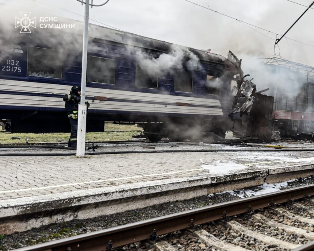 Рятувальники розповіли про наслідки російського удару по вокзалу в Шостці