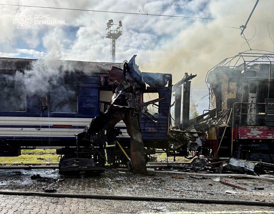 Рятувальники розповіли про наслідки російського удару по вокзалу в Шостці