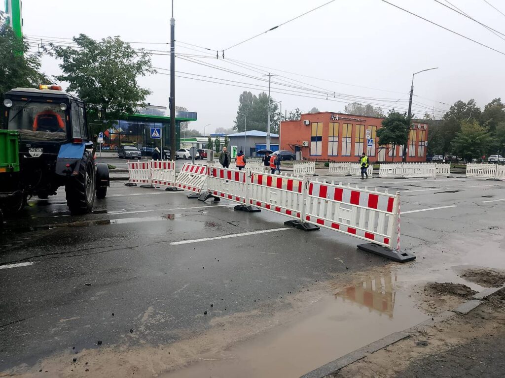 У Києві на вулиці Юрія Іллєнка сталася аварія на водопровідній мережі
