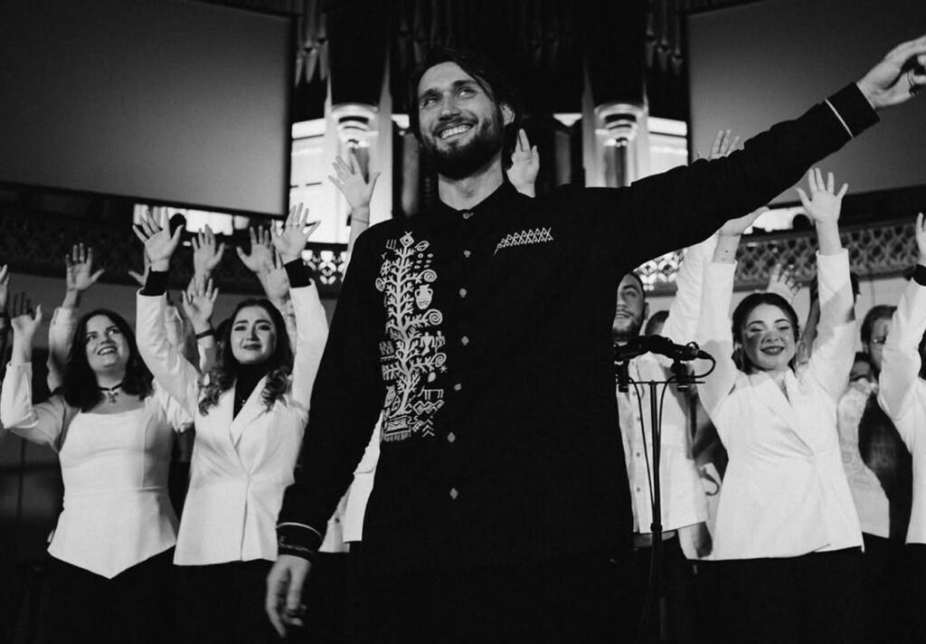 “Поки світ веде переговори з дияволом…” У хорі “Гомін” побачили надію на перемогу світла над темрявою