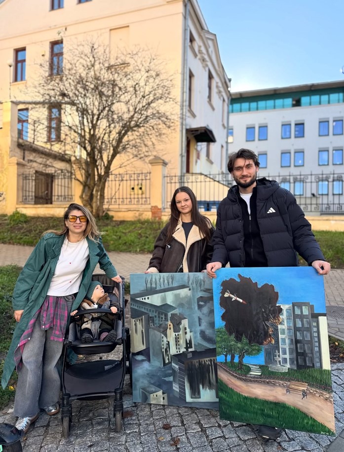 "Дира в Душі українців": Вадим Яценко взяв в європейський тур "Гомону" дві картини